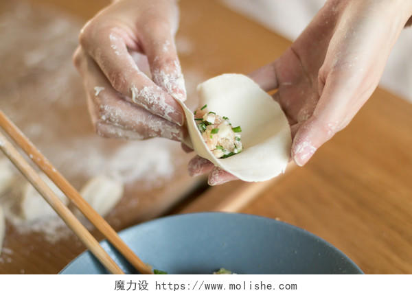 中国传统包饺子图片